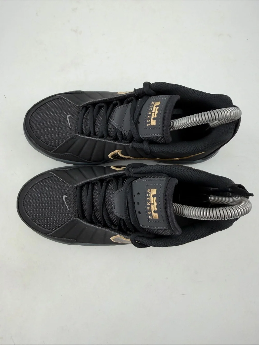 Nike Kid’s LeBron Witness 9 GS -SZ 3 Y- Black Gold Basketball Shoes Sneaker